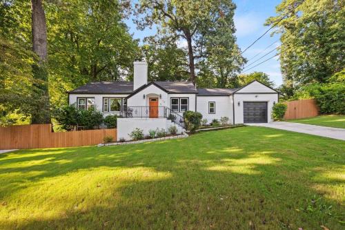 Church Street House | Chic 2BR Downstairs Unit - Fenced Yard Grant Park