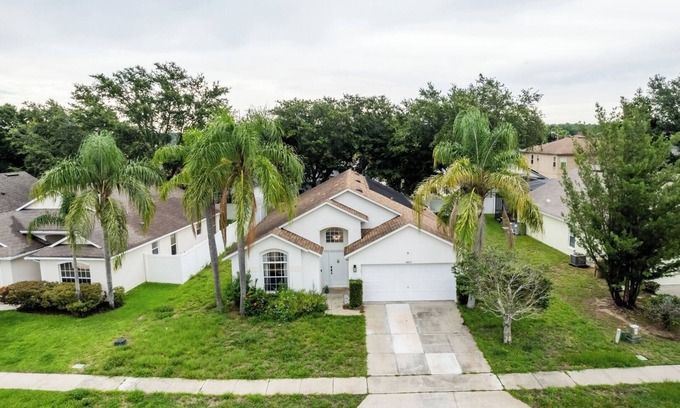 Sunrise Lakes House | Chic 3BR Retreat w/Pool Near Disney Magic