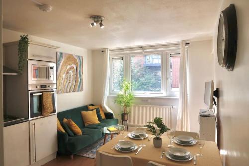 Bunhill Apartment | Chic 4-Bed apartment in London w balcony and walking distance to tube