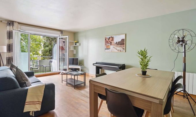 Sartrouville Apartment | Chic apart with terrace and parking