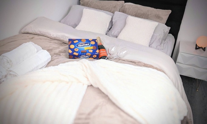 Manchester Apartment | Chic Apartment in Manchester Sleeps 5