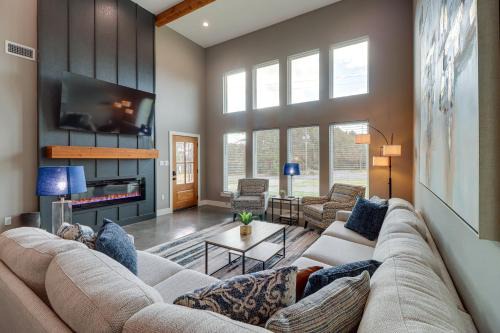 Higden House | Chic Arkansas Retreat with Patio, Grill and Fire Pit!