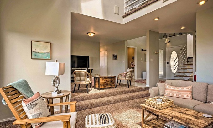 Coos Bay House | Chic Coos Bay Home w/Pacific Ocean Views!
