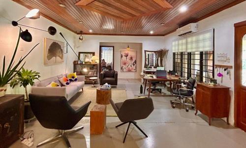 Tunku Apartment | Chic Designer Family Rooms near LRT SS1 PJ