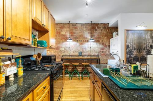 Cleveland Apartment | Chic Loft Walkable Free Parking Case Western