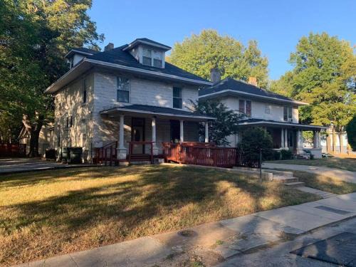 Memphis House | Chic Midtown 6BR Main house and 3BR Cottage