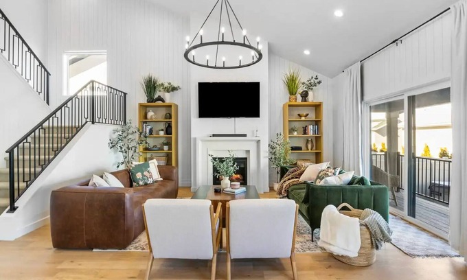 Kaysville House | Chic Modern Retreat - Sleeps 10, Hot Tub, Weights