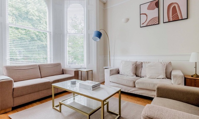 Campden Apartment | Chic Notting Hill, walk to Market & Kensington Gardens, by Blueground