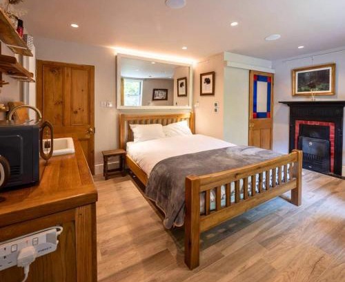 Bristol Hotel | Chic Redland Room - Great Location - Free WiFi