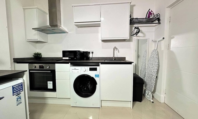 Kidderminster Apartment | Chic Studio Retreat in Kidderminster