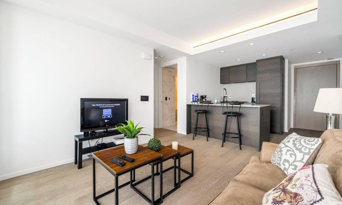 West End Hotel | Chic Urban Stylish Condo in Downtown V