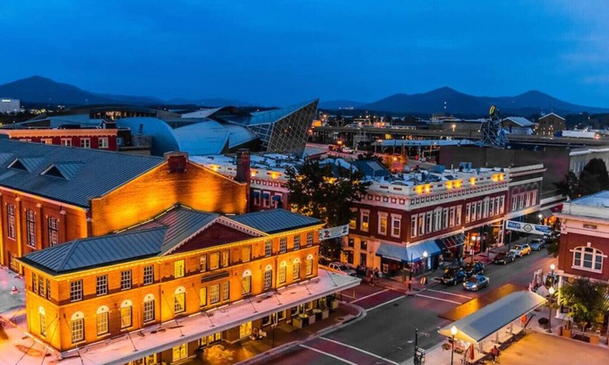 Roanoke Apartment | Chic walkable apt with rooftop views