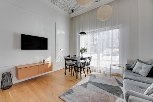 Old Town Apartment | Chmielna Park - City Center & Parking by Downtown Apartments