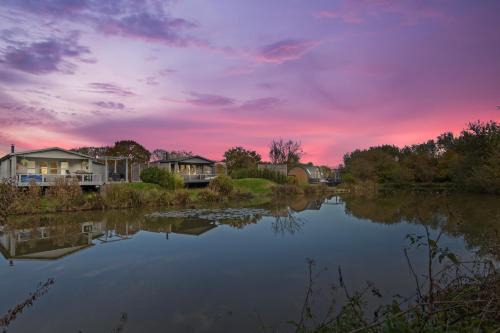 Ford House | Choller Lake Lodges - Primrose Cabin With Private Hot Tub