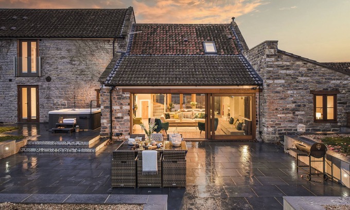 Glastonbury House | Cider Barn sleeping 12 with hot tub and Spa facilities.