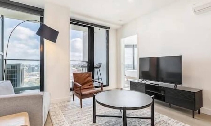 Footscray Apartment | City Edge Urban Oasis w/Balcony & Panoramic Views