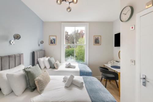 Dalston Apartment | City Living Refined: Studio with Full Kitchen