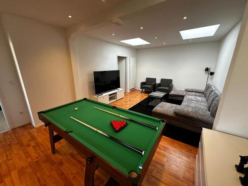 Neumuenster Apartment | City Loft Neumünster 130 sqm Billard Tisch