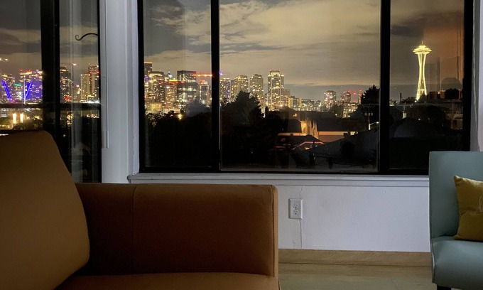 East Queen Anne Condo | City View Top Floor Free Parking