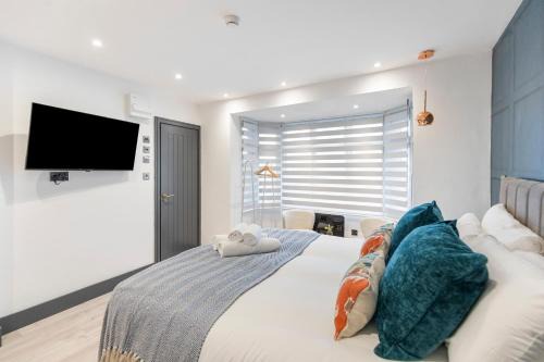 Park Royal Apartment | Cityscape Charm Vibrant Studio with Kitchenette