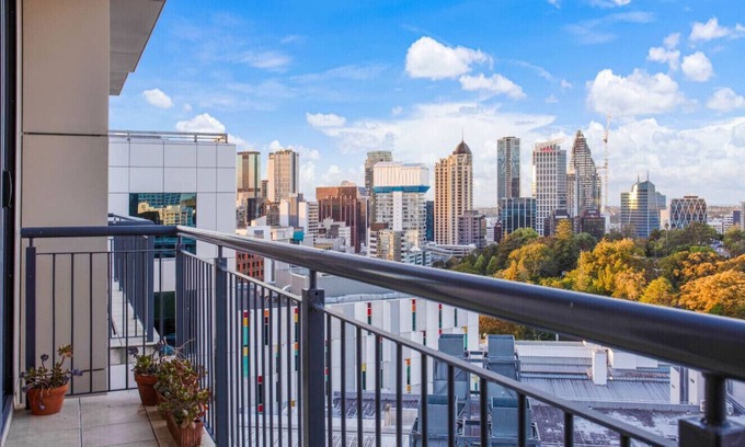 Grafton Apartment | Cityscape Delight with Skyline View | Free Parking