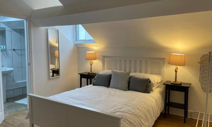 Georgian Quarter Apartment | CityStays Rooms with Free Parking - Deluxe Double Room 3