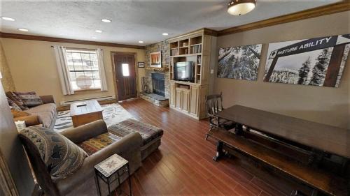 Red River House | Claim Jumper Townhouse 02 - On the River - Across from the Fishing Ponds - WiFi - Cable - Near Ski Area - Wood Burning Fireplace