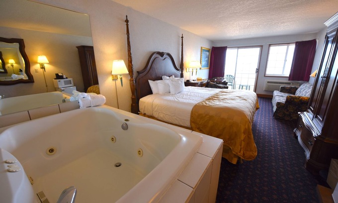 Mackinaw City Hotel | Clarion Hotel Beachfront
