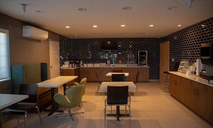 Plainfield Hotel | Clarion Pointe Indianapolis Airport