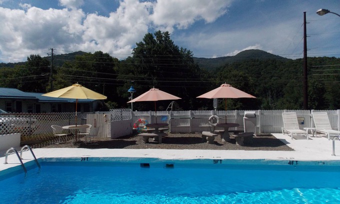 Maggie Valley Hotel | Clarketon Motel