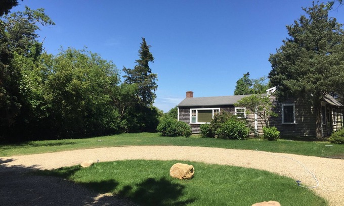 East Dennis House | Classic Bayside cottage, Near Northside Beaches, Private, Close to Sesuit harbor