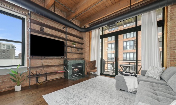 West Loop Gate Condo | Classic Downtown Industrial Loft Near West Loop