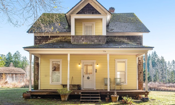 Lopez Island House | Classic farmhouse with front porch & amazing sunset views - walk to town