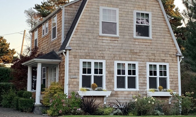 Gearhart Cottage | Classic Gearhart Beach Cottage - steps to beach