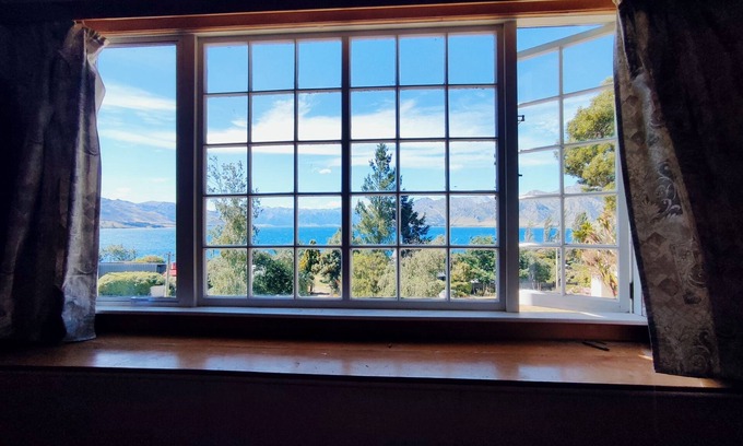 Lake Hawea House | Classic Kiwi Crib, 100m walk to the lake with room for the whole family.