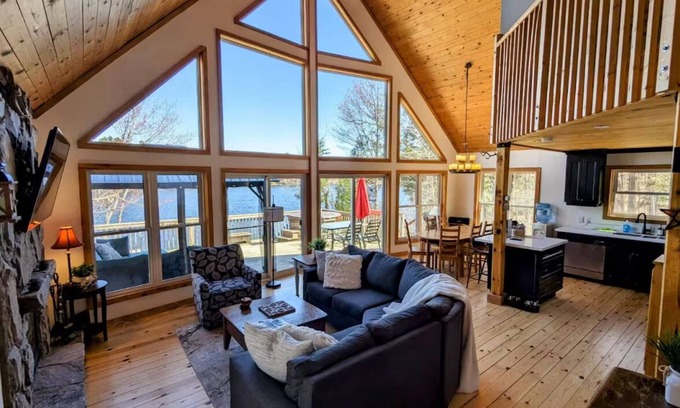 Bala Cottage | Classic Muskoka Getaway - Hot Tub, Private Beach, Firepit & View!
