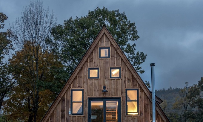 Rumney Cabin | Classic New England Cabin with hot tub, mountains, and river