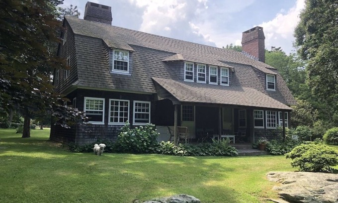 Saunderstown House | Classic Summer Home in Saunderstown w/Private Beach on Narragansett Bay