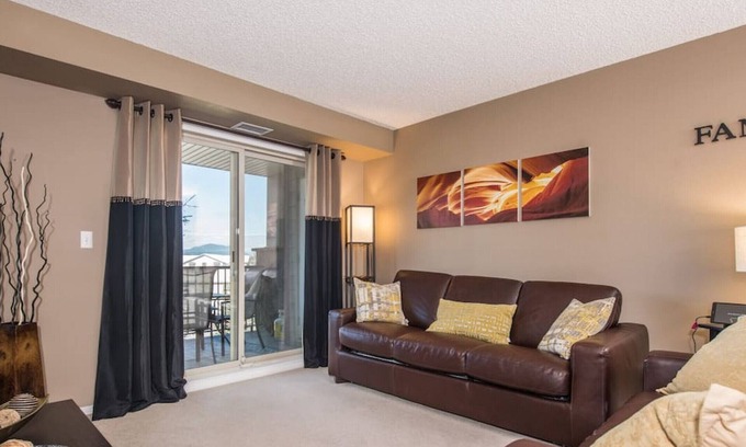 East Kootenay Apartment | Classy Comfort | Outdoor Pool/Hot Tub | PS3 | Gym