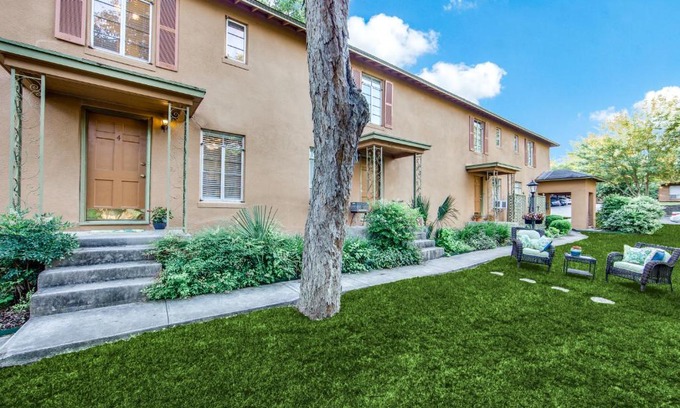 Uptown Apartment | Classy Mid-Century Townhome in Alamo Heights