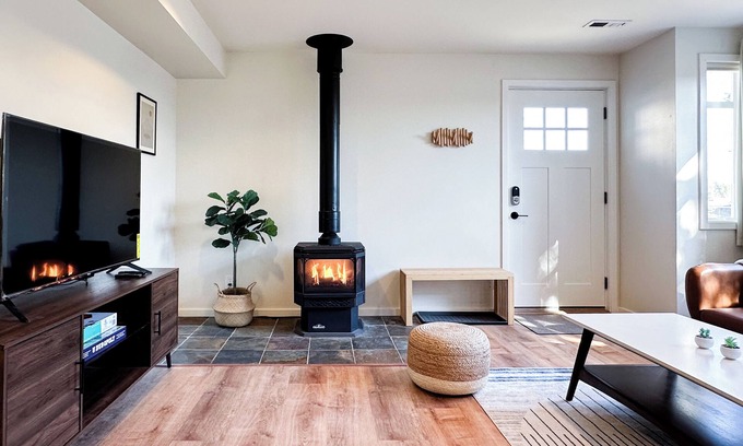 Kenmore House | Clean and Charming Hilltop Guesthouse with 1-King bed, Central AC and Heating