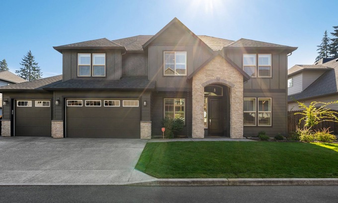 Lake Shore House | Clean and Comfortable Family Stay Close to Everything!