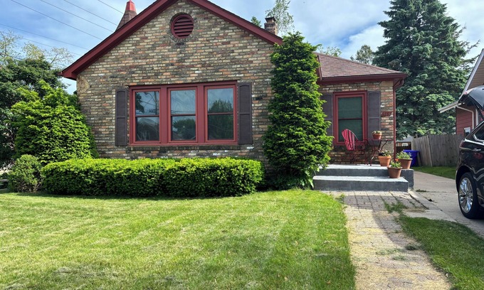 Kenosha House | Clean, cozy, convenient 2-bed with AC, WiFi, sauna 3 blocks from Lake Michigan