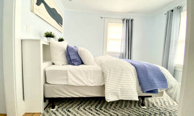 Camden House | Clean Cozy Cottage Downtown Camden