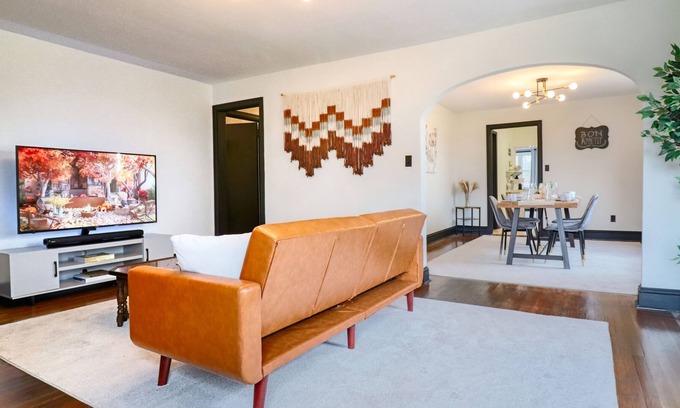 Bristol House | Clean, cozy house 2 min from Casino/DT + King beds