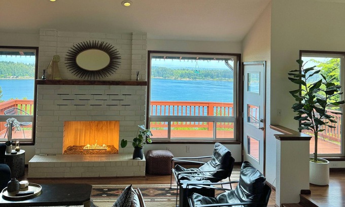 Bremerton House | Cliff house with 5 king bedrooms, Sauna, and 2 Hot Tubs!