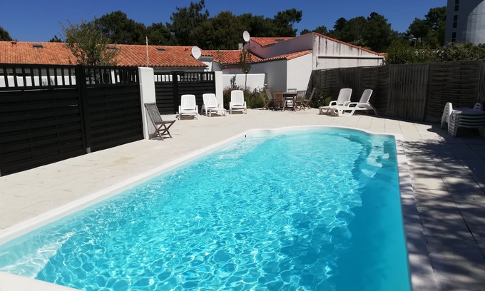 Rivedoux-Plage Cottage | CLOS DES PINS *, cottage for 4 PEOPLE, 2 BEDROOMS, PRIVATE PATIO, SWIMMING POOL