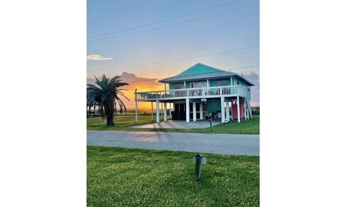 Bermuda Beach House | Close to All Things Beachy! Ocean View!