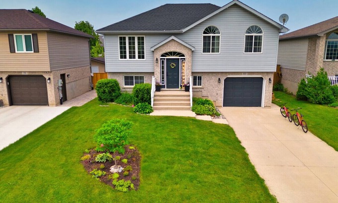 Meaford House | Close to Blue Mountain | Private Backyard + Game Room