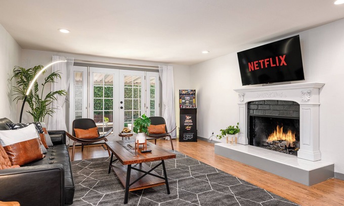Fullerton House | CLOSE to Disney Cozy 4BR Entertainer + Arcade n